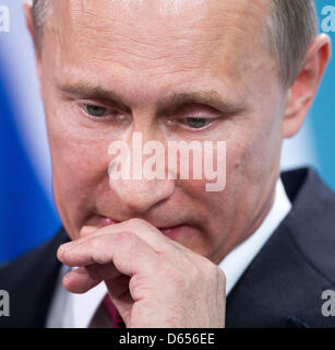 Il presidente russo Vladimir Putin partecipa a una conferenza stampa con il Cancelliere tedesco Angela Merkel alla Cancelleria tedesca a Berlino (Germania), 1 giugno 2012. I gruppi di opposizione in Russia hanno organizzato una protesta rally agianst il recentemente eletto presidente russo Putin a Mosca, 12 giugno 2012. La somministrazione locale di Mosca ha consentito una massa rally per un massimo di 50.000 partecipanti. Tuttavia, Foto Stock