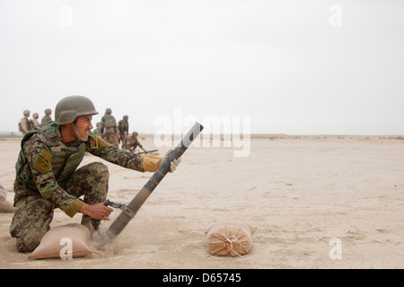 L Esercito nazionale afgano incendi soldato M224 Sistema di mortaio durante il live fire allenamento Aprile 8, 201 a Camp Shorabak, provincia di Helmand, Afghanistan. Foto Stock