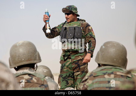 Esercito Nazionale Afghano mutandine soldati su come far funzionare il M224 Sistema di mortaio durante il live fire allenamento Aprile 8, 201 a Camp Shorabak, provincia di Helmand, Afghanistan. Foto Stock