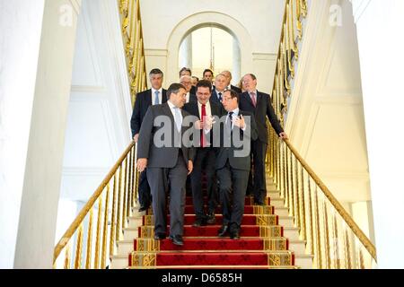 Un handout foto scattata il 13 giugno 2012 illustra i presidenti dei socialdemocratici tedeschi Sigmar GABRIEL (l) in una conversazione con il Presidente francese Francois Hollande (r) all'Elysee Palace a Parigi, Francia, 13 giugno 2012. Proprio dietro di lui stand Peer Steinbrueck (r) e Frank-Walter Steinmeier (2-l), capo della SPD Bundestag frazione, così come il francese capo del governo Jean-Ma Foto Stock