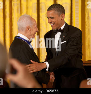 Il Presidente degli Stati Uniti Barack Obama awards della medaglia presidenziale della libertà al Presidente Shimon Peres di Israele durante una cena in suo onore nella Sala Est della Casa Bianca a Washington D.C. il Mercoledì, 13 giugno 2012..Credit: Martin Simon / Pool via CNP Foto Stock