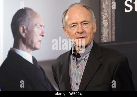 Attore Joachim Bissmeier presenta il docu-fiction "Konrad Adenauer - Ore di decisioni" in occasione di una conferenza stampa a Amburgo, Germania, 14 giugno 2012. Bissmeier riproduce il primo Cancelliere tedesco Konrad Adenauer (1876-1967) nel filmato. La co-produzione di CFA, WDR e Arte sarà trasmesso su Arte il 31 luglio 2012 e su ARD il 05 agosto 2012. Foto: Georg Wendt Foto Stock