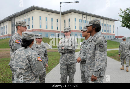 I soldati dell'Esercito USA parlare di fronte alla nuova sede europea dell'US Army in Wiesbaden-Erbenheim, Germania, 14 giugno 2012. Il trasferimento della sede da Heidelberg a Wiesbaden è pianificato per essere completata entro il 2015. La nuova sede è chiamato 'il generale John Shalikashvili Mission Command Center". Foto: ARNE DEDERT Foto Stock