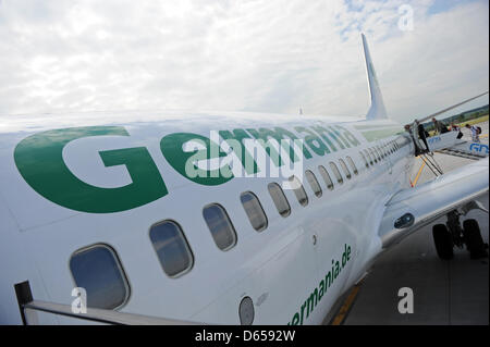 Passeggeri e di altri viaggiatori del tedesco della nazionale di calcio a bordo di un aereo charter per il volo di ritorno a Gda sk dopo l'Euro 2012 Turno preliminare match tra la Germania e i Paesi Bassi in Kharkiv, Ucraina, 13 giugno 2012. Foto: Andreas Gebert Foto Stock