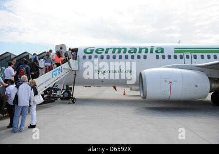 Passeggeri e di altri viaggiatori del tedesco della nazionale di calcio a bordo di un aereo charter per il volo di ritorno a Gda sk dopo l'Euro 2012 Turno preliminare match tra la Germania e i Paesi Bassi in Kharkiv, Ucraina, 13 giugno 2012. Foto: Andreas Gebert Foto Stock