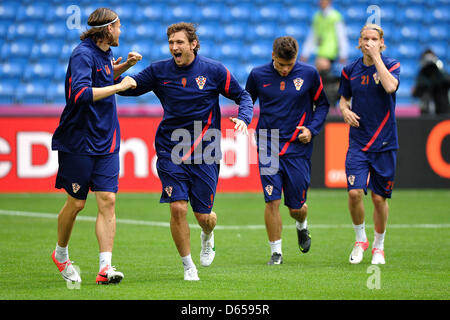 Nazionale Croata calciatori di Tomislav Dujmovic (L-R), Nikica Jelavic, Ognjen Vukojevic e Domagoj Vida prendere parte a una sessione di formazione alla Miejski Stadium di Poznan, Germania, 13 giugno 2012. Foto: Revierfoto Foto Stock