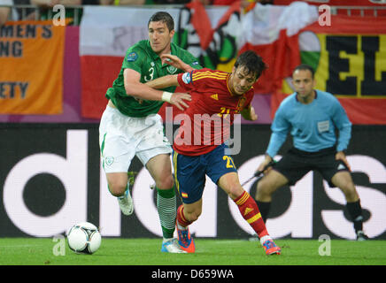 La Spagna è David Silva (R) e l'Irlanda di Stephen Ward si contendono la palla durante UEFA EURO 2012 gruppo C partita di calcio Spagna vs Repubblica di Irlanda a Arena Danzica Danzica, Polonia, 14 giugno 2012. Foto: Andreas Gebert dpa (si prega di fare riferimento ai capitoli 7 e 8 del http://dpaq.de/Ziovh per UEFA EURO 2012 Termini e Condizioni) Foto Stock