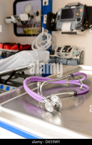 Uno stetoscopio all'interno di un vuoto auto EMS Foto Stock