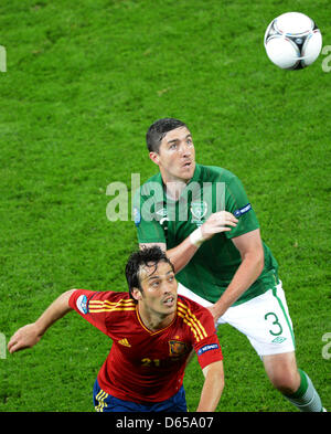 La Spagna è David Silva (basso) e l'Irlanda di Stephen Ward si contendono la palla durante UEFA EURO 2012 gruppo C partita di calcio Spagna vs Repubblica di Irlanda a Arena Danzica Danzica, Polonia, 14 giugno 2012. Foto: Marcus Brandt dpa (si prega di fare riferimento ai capitoli 7 e 8 del http://dpaq.de/Ziovh per UEFA EURO 2012 Termini e Condizioni) Foto Stock