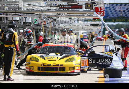 L'LM GTE Am classe Chevrolet Corvette C6-ZR1 di Larbe la concorrenza con i piloti Christophe Bourret, Pascal Gibon e Jean-Philippe Belloc è fermarsi ai box durante l'ottantesimo 24 ore gara di Le Mans sul Circuito de la Sarthe in Le Mans, Francia 16 giugno 2012. Foto: Florian Schuh dpa +++(c) dpa - Bildfunk+++ Foto Stock