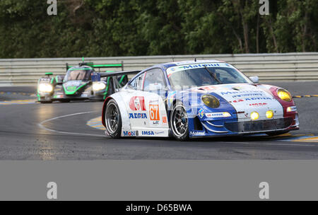 L'LM GTE Am classe Porsche 911 RSR (997) dell'IMSA Performance Matmut con driver Anthony Pons, Raymond Narac e Nicolas Armindo in azione durante l'ottantesimo 24 ore gara di Le Mans sul Circuito de la Sarthe in Le Mans, Francia 16 giugno 2012. Foto: Florian Schuh dpa Foto Stock