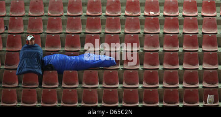 Le Mans le ventole sono seduti sulle tribune durante l'ottantesimo 24 ore gara di Le Mans sul Circuito de la Sarthe in Le Mans, Francia 17 giugno 2012. Foto: Florian Schuh dpa +++(c) dpa - Bildfunk+++ Foto Stock