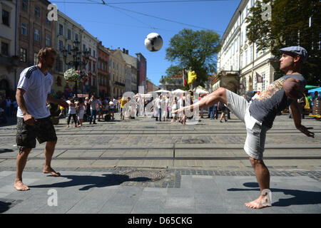 Due uomini giocare a calcio prima di UEFA EURO 2012 GRUPPO B partita di calcio Danimarca vs Germania a Arena Lviv di Lviv, Ucraina, 17 giugno 2012. Foto: Marcus Brandt dpa +++(c) dpa - Bildfunk+++ Foto Stock