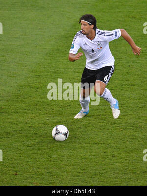 La Germania Sami Khedira durante UEFA EURO 2012 GRUPPO B partita di calcio Danimarca vs Germania a Arena Lviv di Lviv, Ucraina, 17 giugno 2012. Foto: Thomas Eisenhuth dpa (si prega di fare riferimento ai capitoli 7 e 8 del http://dpaq.de/Ziovh per UEFA EURO 2012 Termini e Condizioni) Foto Stock