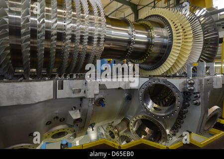 Siemens AG dipendenti lavorano in gruppo thefinal della società della turbina a gas stabilimento di Berlino, Germania, 25 maggio 2012. Foto: Rainer Jensen Foto Stock