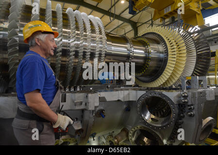 Siemens AG dipendenti lavorano in gruppo thefinal della società della turbina a gas stabilimento di Berlino, Germania, 25 maggio 2012. Foto: Rainer Jensen Foto Stock