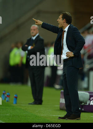 Croazia allenatore Slaven Bilic gesti accanto alla Spagna allenatore Vicente del Bosque (L) durante UEFA EURO 2012 gruppo C partita di calcio Croazia vs Spagna a Arena Danzica Danzica, Polonia, 18 giugno 2012. Foto: Marcus Brandt dpa (si prega di fare riferimento ai capitoli 7 e 8 del http://dpaq.de/Ziovh per UEFA EURO 2012 Termini & Condizioni) +++(c) dpa - Bildfunk+++ Foto Stock