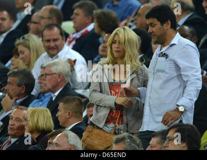 Cantante colombiana Shakira (C), la ragazza della Spagna Gerard Pique, visto sullo stand durante UEFA EURO 2012 gruppo C partita di calcio Croazia vs Spagna a Arena Danzica Danzica, Polonia, 18 giugno 2012. Foto: Marcus Brandt dpa (si prega di fare riferimento ai capitoli 7 e 8 del http://dpaq.de/Ziovh per UEFA EURO 2012 Termini & Condizioni) +++(c) dpa - Bildfunk+++ Foto Stock