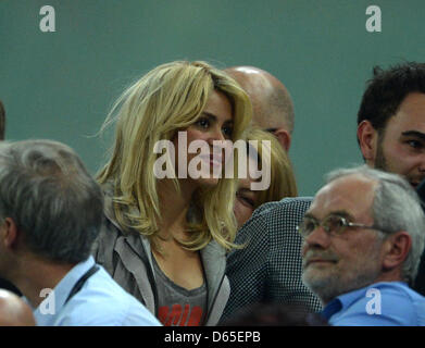 Cantante colombiana Shakira (C), la ragazza della Spagna Gerard Pique, visto sullo stand durante UEFA EURO 2012 gruppo C partita di calcio Croazia vs Spagna a Arena Danzica Danzica, Polonia, 18 giugno 2012. Foto: Marcus Brandt dpa (si prega di fare riferimento ai capitoli 7 e 8 del http://dpaq.de/Ziovh per UEFA EURO 2012 Termini & Condizioni) +++(c) dpa - Bildfunk+++ Foto Stock