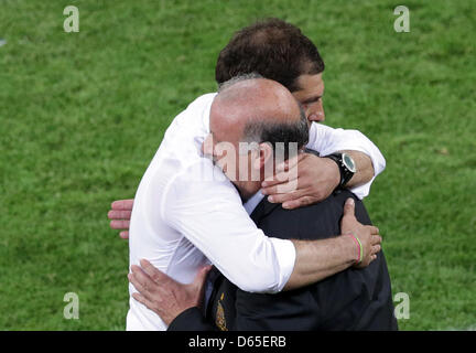 Croazia head coach Slaven Bilic (L) abbracci della Spagna del capo allenatore Vicente Del Bosque dopo UEFA EURO 2012 gruppo C partita di calcio Croazia vs Spagna a Arena Danzica Danzica, Polonia, 18 giugno 2012. Foto: Jens Wolf dpa (si prega di fare riferimento ai capitoli 7 e 8 del http://dpaq.de/Ziovh per UEFA EURO 2012 Termini & Condizioni) +++(c) dpa - Bildfunk+++ Foto Stock