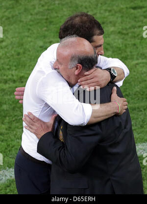 Croazia head coach Slaven Bilic (L) abbracci della Spagna del capo allenatore Vicente Del Bosque dopo UEFA EURO 2012 gruppo C partita di calcio Croazia vs Spagna a Arena Danzica Danzica, Polonia, 18 giugno 2012. Foto: Jens Wolf dpa (si prega di fare riferimento ai capitoli 7 e 8 del http://dpaq.de/Ziovh per UEFA EURO 2012 Termini & Condizioni) +++(c) dpa - Bildfunk+++ Foto Stock