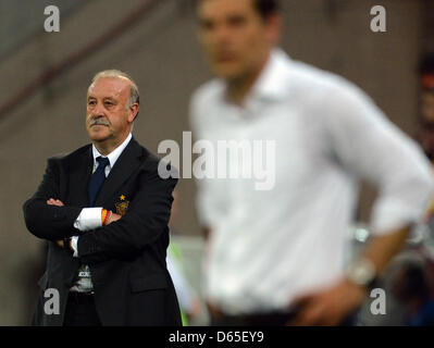 Spagna il capo allenatore Vicente Del Bosque (L) accanto alla Croazia head coach Slaven Bilic durante UEFA EURO 2012 gruppo C partita di calcio Croazia vs Spagna a Arena Danzica Danzica, Polonia, 18 giugno 2012. Foto: Marcus Brandt dpa (si prega di fare riferimento ai capitoli 7 e 8 del http://dpaq.de/Ziovh per UEFA EURO 2012 Termini & Condizioni) +++(c) dpa - Bildfunk+++ Foto Stock