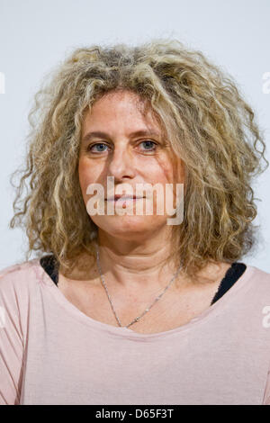 Artista francese e il fotografo Linda Ellia è raffigurato presso il Centro di Documentazione del partito nazista motivi di rally in Nuremberg, Germania, 18 giugno 2012. Ellia ha chiesto più di seicento persone da 17 paesi ad impegnarsi con Hitler "Mein Kampf" e design, commento o allontanano una pagina del libro. La mostra di questa arte progetto è presentato presso il centro di documentazione tra 20 Foto Stock