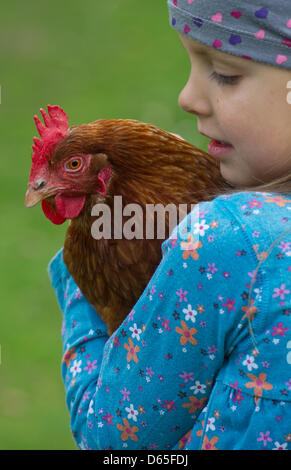 (L'illustrazione - Modello rilasciato) Una illustrazione datata 5 giugno 2012 mostra cinque-anno-vecchio Amy tenendo una gallina nelle sue braccia in una fattoria in Sieversdorf, Germania. 250 aziende agricole, pesca e vivai di piante di partecipare nel XVIII 'Brandenburger Landpartie' (Brandeburgo paese) Gita sul weekend di 9-10 giugno 2012 offrendo ai visitatori di avere una visione della vita agricola attraverso una vasta gamma di Foto Stock