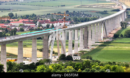 La Valle Unstrut Bridge, in costruzione, si estende la valle del Unstrut completamente in Karsdorf, Germania, 19 giugno 2012. Il 2.7 chilometro lungo ponte sarà il secondo più lungo ponte ferroviario in Germania. Essa è parte dell'alta velocità ferroviaria tra Erfurt e Lipsia che è parte della linea Munich-Berlin. Foto: Jan Woitas Foto Stock