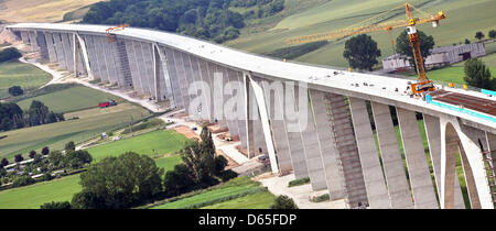 La Valle Unstrut Bridge, in costruzione, si estende la valle del Unstrut completamente in Karsdorf, Germania, 19 giugno 2012. Il 2.7 chilometro lungo ponte sarà il secondo più lungo ponte ferroviario in Germania. Essa è parte dell'alta velocità ferroviaria tra Erfurt e Lipsia che è parte della linea Munich-Berlin. Foto: Jan Woitas Foto Stock