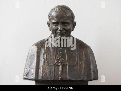 Un busto di Papa Giovanni Paolo II si trova nella navata della chiesa di St. Mary a Danzica, Polonia, 17 giugno 2012. La Chiesa cattolica è la più grande chiesa in mattoni in tutto il mondo e può contenere fino a 25.000 persone. Foto: Jens Wolf Foto Stock
