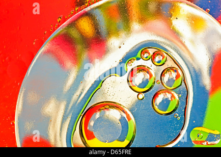 Gocce di olio su una superficie di acqua Foto Stock