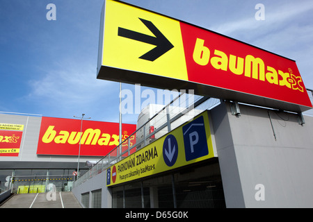 Logo baumax supermercato segni Praga, Repubblica Ceca Foto Stock