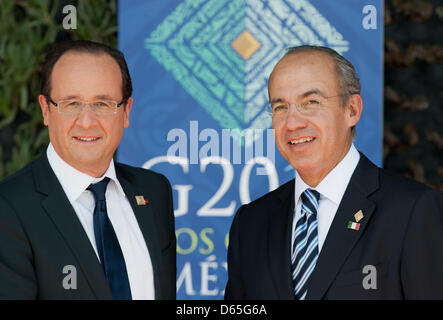 Il Presidente messicano Felipe Calderon (R) e il Presidente francese Francois Hollande salutarci prima della prima riunione al vertice G20 di Losa Cabos, Messico, 18 giugno 2012. I capi di Stato e di Governo del G20 si sono riuniti per una due giorni del Vertice nell'esclusiva località balneare sulla costa del Pacifico. Foto: Peer Grimm Foto Stock