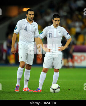 In Francia la Samir NASRI (R) e Adil Rami reagiscono durante UEFA EURO 2012 GRUPPO D partita di calcio Svezia vs Francia a NSC Olimpiyskiy stadio olimpico di Kiev, in Ucraina, 18 giugno 2012. Foto: Thomas Eisenhuth dpa (si prega di fare riferimento ai capitoli 7 e 8 del http://dpaq.de/Ziovh per UEFA EURO 2012 Termini e Condizioni) Foto Stock