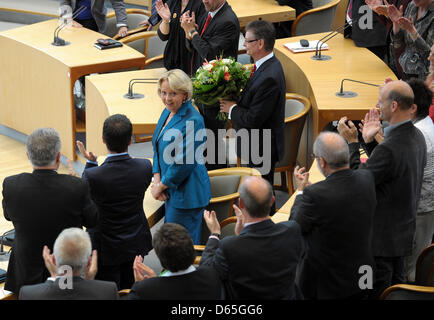 Il premier del Land Renania settentrionale-Vestfalia Hannelore Kraft (SPD) gira intorno dopo l annuncio dei risultati della sua rielezione al parlamento di stato a Duesseldorf in Germania, 20 giugno 2012. Kraft è stato rieletto Premier del Land Renania settentrionale-Vestfalia oggi. Foto: Federico Gambarini Foto Stock