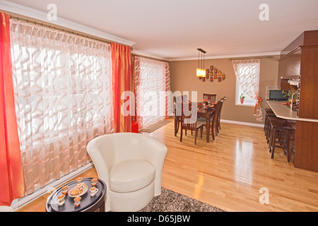 Soggiorno con sala da pranzo moderna sullo sfondo Foto Stock