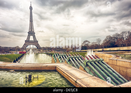 La torre Eiffel e cannoni acquatici in un giorno nuvoloso Foto Stock