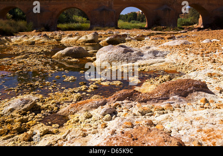 Ponte sul Rio (fiume) Tinto in Niebla Foto Stock