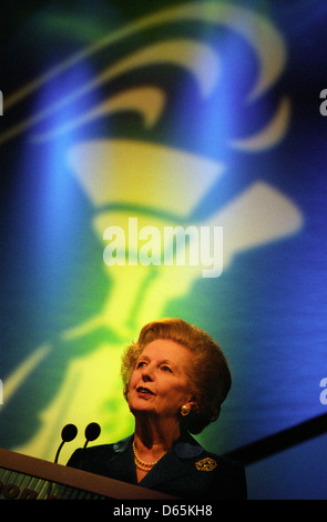 La baronessa Margaret Thatcher, ex primo ministro, supporto di William Hague l allora leader dei conservatori durante il 2001 elezione Foto Stock