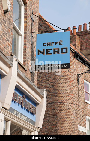Primo piano del caffè Cafe Nero cartello per caffetteria segnaletica esterna York North Yorkshire Inghilterra Regno Unito GB Gran Bretagna Foto Stock