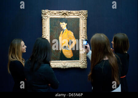 Londra, Regno Unito. Il 12 aprile 2013. Sotheby's dipendenti pongono di fronte di Amedeo Modigliani 'L'Amazone' (Est. $20-30 milioni di euro). Il lavoro sarà in vendita da Sotheby's a New York nel maggio 2013. Il blockbuster di vendite a includere le opere di Richter, Modigliani, Picasso, Rodin, Bacon, Cezanne. Credito: Piero Cruciatti / Alamy Live News Foto Stock