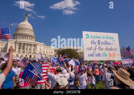 Washington DC, Stati Uniti d'America. Il 10 aprile 2013. Riforma dell immigrazione al rally di U.S. Capitol. Credito: Rob Crandall / Alamy Live News Foto Stock