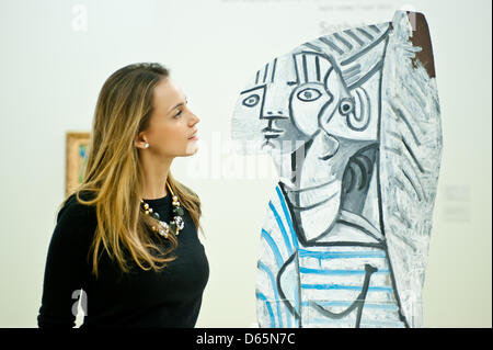 Londra, Regno Unito. Il 12 aprile 2013. Un Sotheby's dipendente pone di fronte di Pablo Picasso "ylvette' (Est. $12-18 milioni di euro). Il lavoro sarà in vendita da Sotheby's a New York nel maggio 2013. Il blockbuster di vendite a includere le opere di Richter, Modigliani, Picasso, Rodin, Bacon, Cezanne. Credito: Piero Cruciatti / Alamy Live News Foto Stock