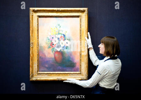 Londra, Regno Unito. Il 12 aprile 2013. Sotheby's dipendente pone di fronte Odilon Redon 'Vase d'anemones' (Est. $1,2-1,5 milioni di euro). Il lavoro sarà in vendita da Sotheby's a New York nel maggio 2013. Il blockbuster di vendite a includere le opere di Richter, Modigliani, Picasso, Rodin, Bacon, Cezanne. Credito: Piero Cruciatti / Alamy Live News Foto Stock