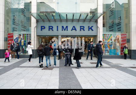 Le persone al di fuori della vista esterna della Primark store storefront anteriore in Queen Street Cardiff Wales UK KATHY DEWITT Foto Stock