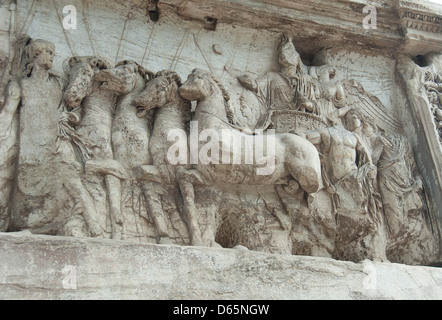 Roma, Italia. Dettaglio sull arco di Tito del Forum, raffigurante l'imperatore Tito' trionfale ritorno dalla Giudea nel 70 d.c. Foto Stock