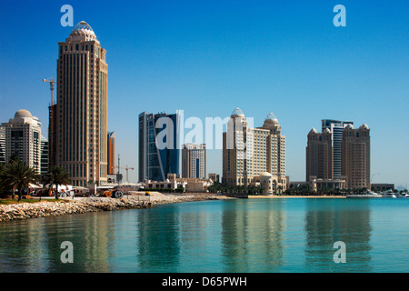 Nuovi e numerosi alberghi stanno sorgendo in West Bay area di Doha, in Qatar Foto Stock