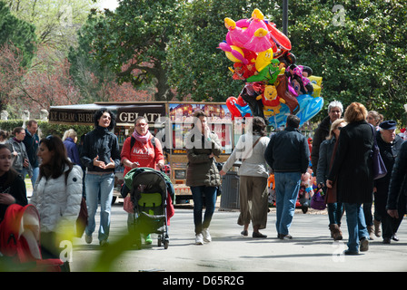 Roma, Italia. Una variopinta scena nei giardini di Villa Borghese. 2013. Foto Stock