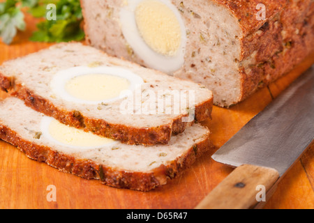 Pane di carne da rissoled turchia sulla tavola di legno Foto Stock